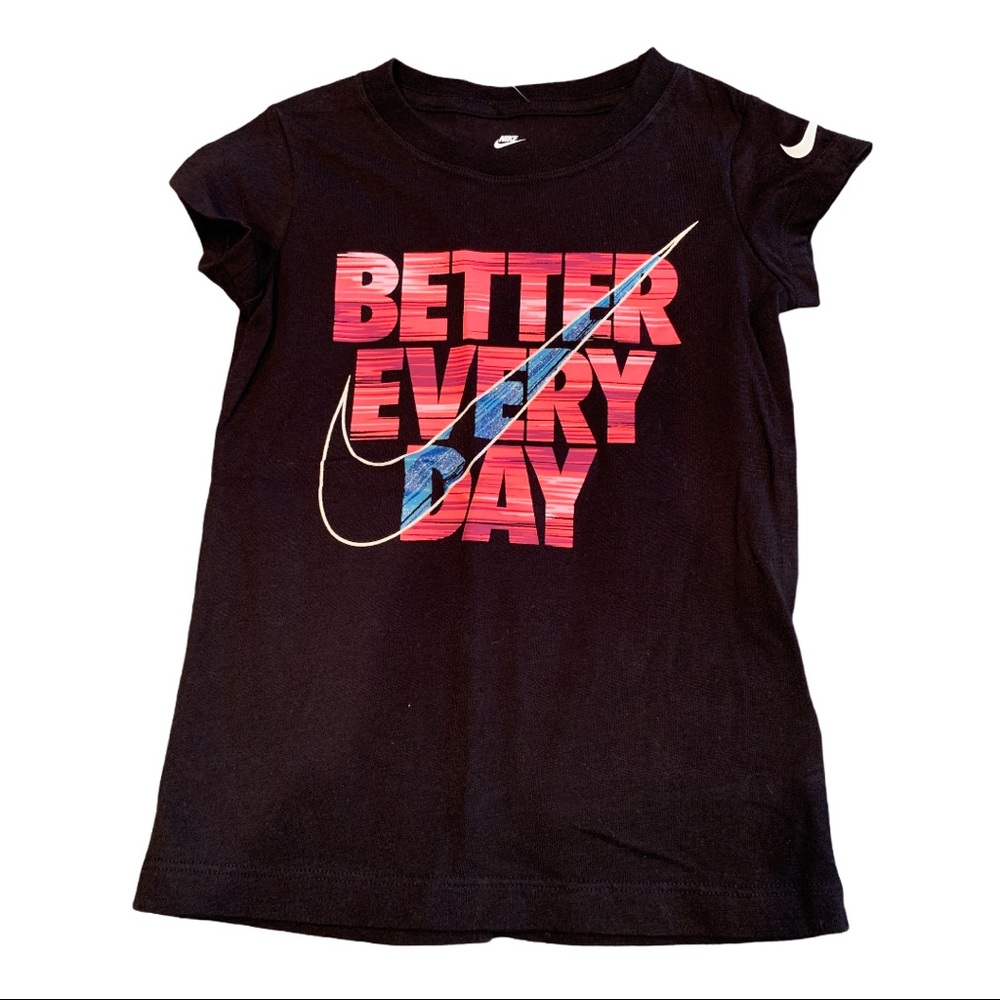 NEW Girls Short Sleeve NIKE Tee Size 4